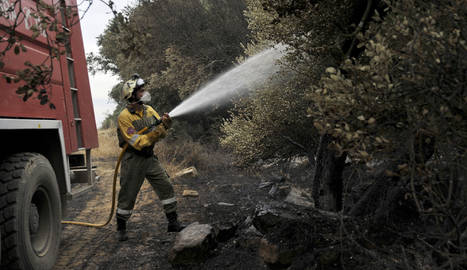 Un bombero, durante la extinción del fuego declarado en Ujué.