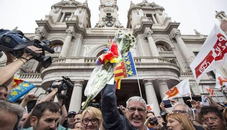 Joan Ribo, saluda a su salida del ayuntamiento.