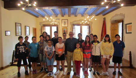 Un momento de la recepción de los niños ganadores en el Ayuntamiento de Viana.