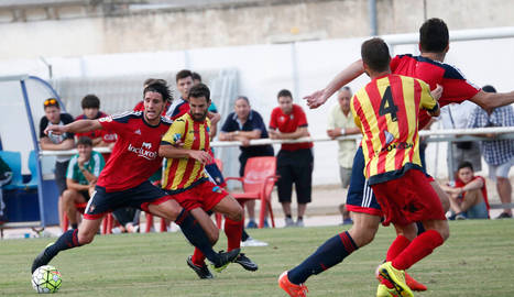 Adrián Cruz, uno de los fichajes de Osasuna esta temporada, protege el balón en el amistoso contra el Lleida.