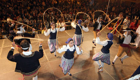 Los danzaris de Mendianike bailan ante el público que llenó la plaza de Ablitas.