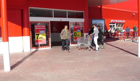 Entrada al hipermercado eroski de Pamplona.