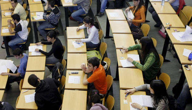 España empleo S e prevé que la economía española saldrá de la recesión este año, pero el FMI llama al país europeo a seguir adelante con las reformas encaminadas a afianzar la economía y .
