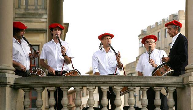 A lo largo del verano, la Plaza del Castillo ha sido testigo de cómo el sonido de los txistus y las gaitas invitaban a bailar a vecinos y visitantes. El pasado martes fueron decenas las personas que se arremolinaron en torno a la música de estos instrumentos para deleitarse y disfrutar con las danzas.