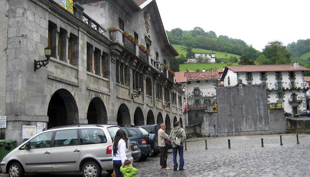 Ayuntamiento y frontón de Leitza.