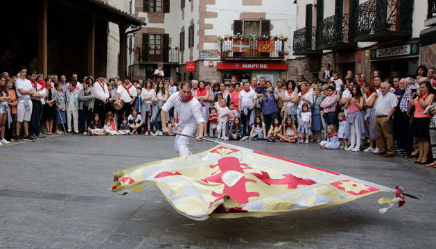 Un vecino de Santesteban fue el encargado de llevar a cabo el baile de la Bandera ante la mirada atenta de cientos de curiosos.