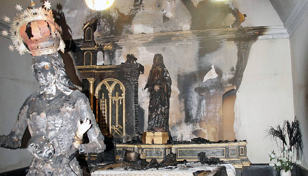 Capilla de la Dolorosa, con la imagen quemada, detrás, y delante la de la patrona de Fontellas que se saca en procesión en fiestas.