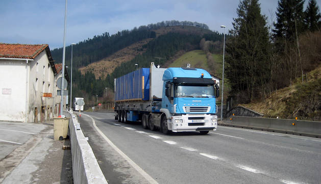 Un camión araviesa el puerto de Etxegarate, en el límite con Guipúzcoa.