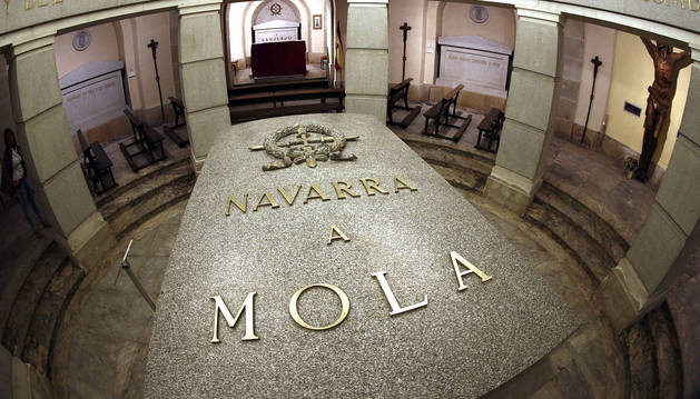 Imagen del interior de la cripta del Monumento a los Caidos donde se encuentran enterrados los restos de los generales Emilio Mola y Jos&eacute; Sanjurjo