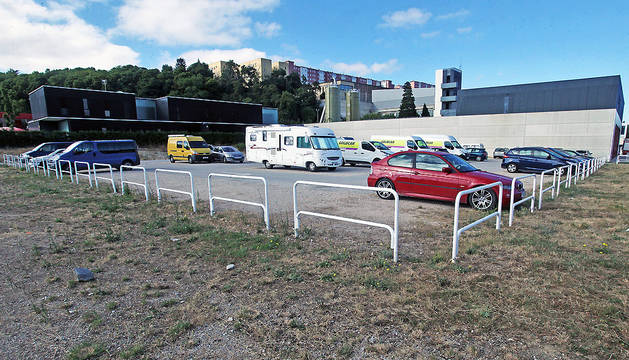 El área de autocaravanas se instalará en este aparcamiento de Trinitarios, junto al parque de Bomberos, que aparece a la derecha de la imagen.