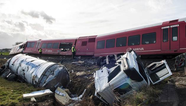 Un tren de pasajeros descarriló al chocar con un camión de lácteos en la localidad de Winsum, en el norte de Holanda.