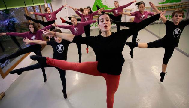 Marta Piñeiro Blanco, directora de 'Dánzalo', dirige a alumnos de danza moderna.