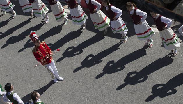 Parte del grupo de mujeres que bailó en el Día de Bolantes de 2016, durante el pasacalles.