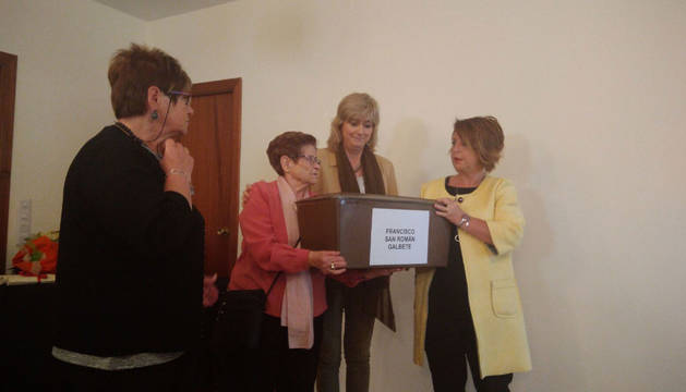 La consejera Ollo, en el momento de la entraga de la urna con los restos de Francisco San Rom&aacute;n.