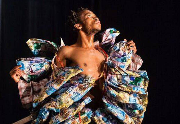 Imagen de Faustin Linyekula durante uno de sus espectáculos.