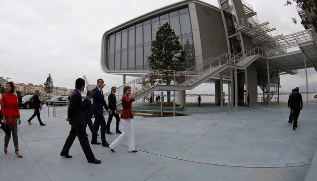 Foto de los Reyes Felipe y Letizia a su llegada a la inauguraci'on del Centro Bot'in.