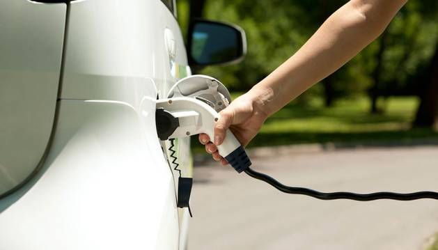 La recarga de un coche eléctrico