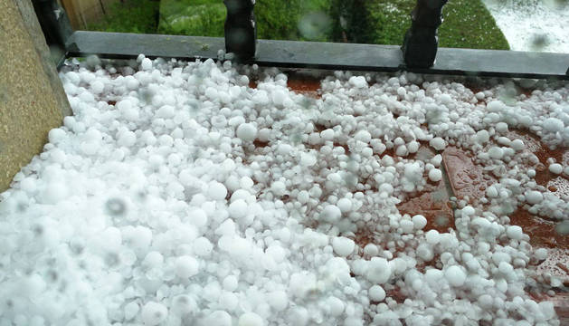 Imagen del granizo caÃdo en Aguilar de Codés entre las 16.40 y las 17 horas.