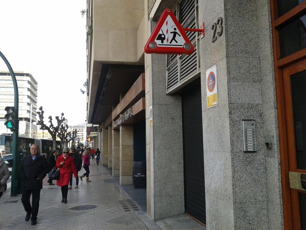 El riesgo de los garajes con salida por las aceras | Noticias de