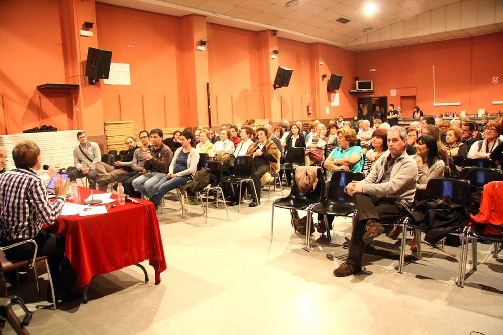Un momento de la charla que se celebró en la casa de cultura de Cabanillas sobre el Paloteado.. e.jiménez