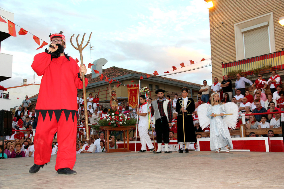 Vecinos y visitantes disfrutaron con los versos y los bailes.. carasusán