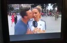 Momento en el que un hombre acosa a la periodista de Telecinco Mar&iacute;a G&oacute;mez en plena calle de Mosc&uacute;.