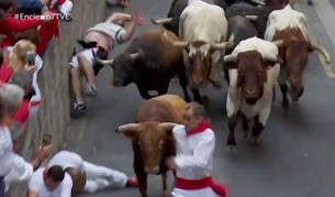 Imagen del mozo corneado en el Cuesta de Santo Domingo en el s&eacute;ptimo encierro de San Ferm&iacute;n 2017.