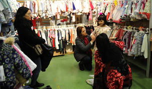 Cientos de tafalleses se acercaron ayer a la Feria de Stock para aprovechar los bajos precios