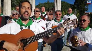 La Cofrad&iacute;a de San Saturnino canta "San Ferm&iacute;n S&Iacute;, San Fermin BAI"