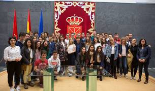 El grupo de estudiantes de 4&ordm; de la ESO de Claret Larraona en la recepci&oacute;n en el Parlamento de Navarra.