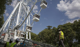 Varios operarios rematan los &uacute;ltimos detalles de la noria, situada en Antoniutti, antes de abrirla al p&uacute;blico.