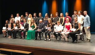 Foto de familia de los 24 j&oacute;venes becados este a&ntilde;o junto con Francisco Javier Oyarzun, en el escenario de la casa de cultura de Aoiz.