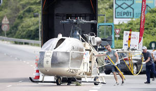 foto de La polic&iacute;a francesa transporta el helic&oacute;ptero en el que ha conseguido escapar el preso Redoine Faid.