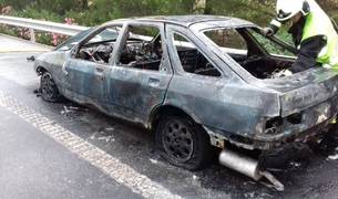 El veh&iacute;culo incendiado