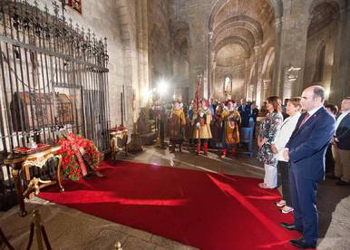 Ainhoa Aznarez, Uxue Barkos y Manu Ayerdi, tras la ofrenda