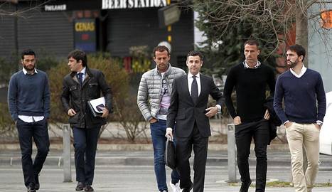 Jordi Figueras (d), Antonio Amaya (2d), Ivan Amaya (4d) y Jorge Molina (i), acompañados de su abogado, a su llegada a la Audiencia. EFE..