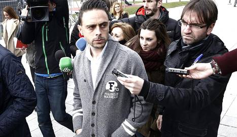 El jugador del Espanyol Sergio García abandona el Palacio de Justicia de Navarra tras declarar ante el juez. EFE/Jesús Diges..