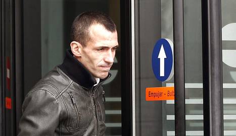 El exjugador de  Osasuna Patxi Puñal abandona el Palacio de Justicia de Navarra tras declarar ante el juez. EFE/Diges..