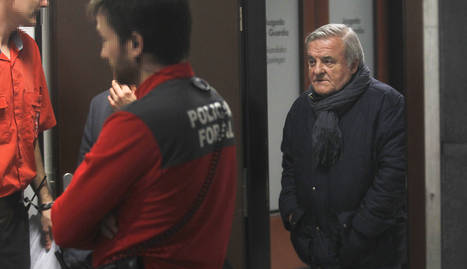 El expresidente de Osasuna Pachi Izco abandona el Palacio de Justicia de Pamplona después de que el juez dictaminara su puesta en libertad con cargos. EFE./
