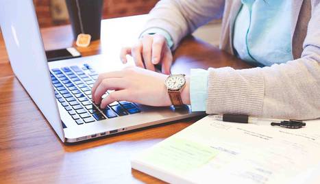 Foto de una joven trabajando en un port&aacute;til