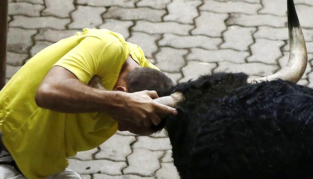 Un catalán corneado en el callejón