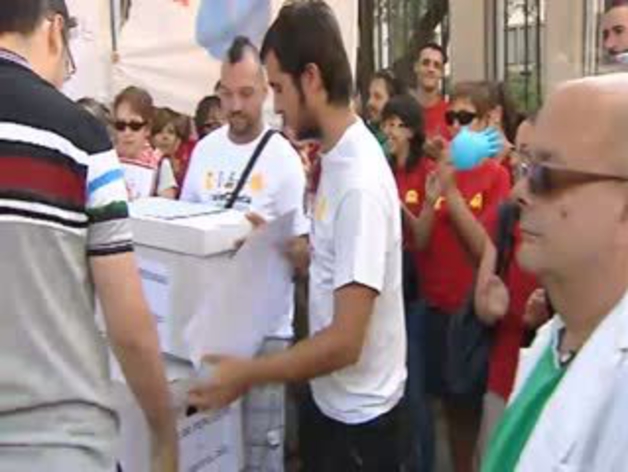 Momento de la entrega de firmas.