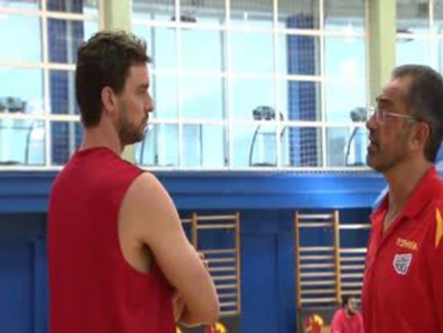Pau Gasol visita a sus compañeros de la selección española