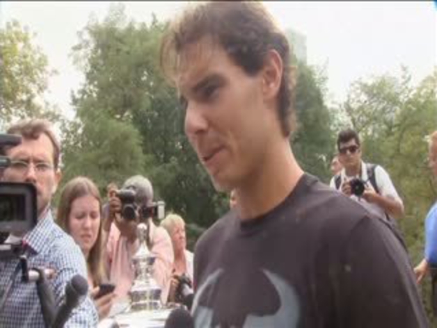 Nadal posa con el trofeo de campeón del US Open
