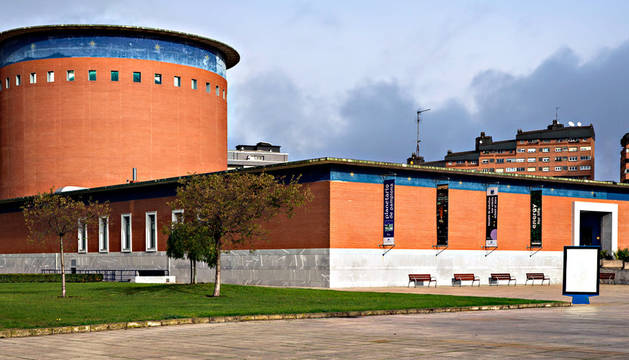 El edificio del Planetario de Pamplona, junto al Parque de Yamaguchi