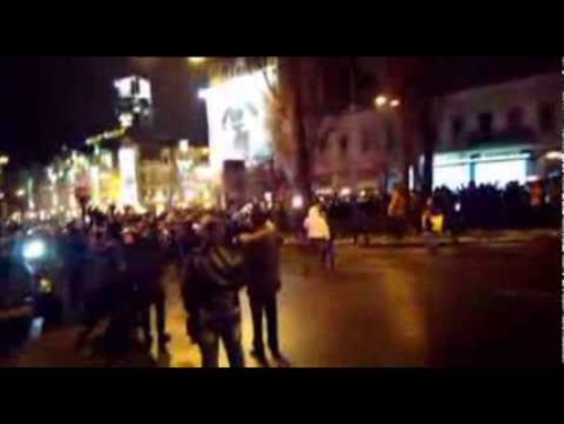 Los manifestantes derriban una estatua de Lenin en Kiev