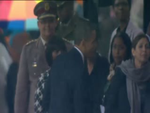 Saludo entre Obama y Raúl Castro