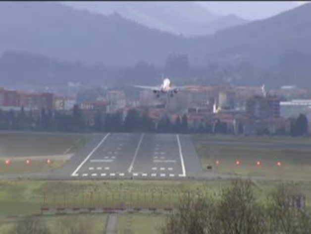 El viento complica los aterrizajes en Loiu