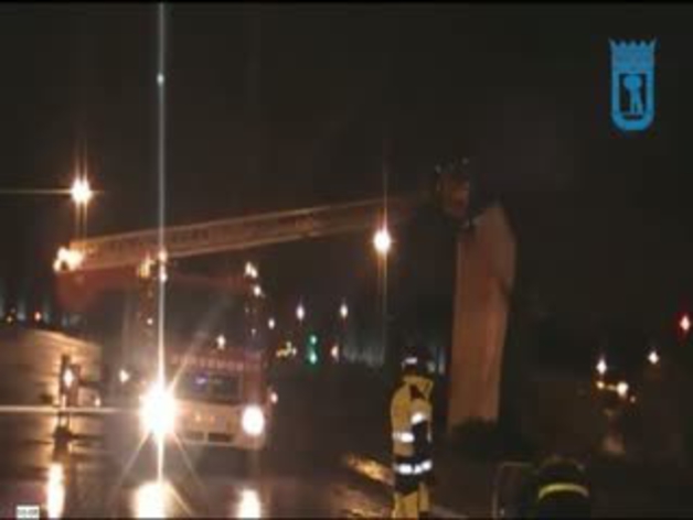 El viento echa abajo un obelisco de acero de más de 30 toneladas