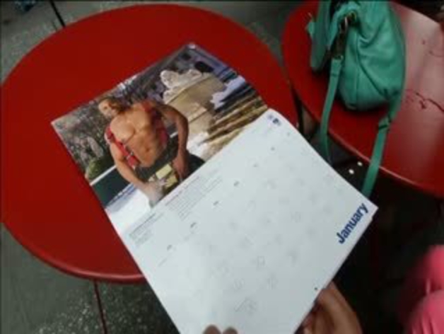 Primera mujer bombero en el calendario de NY